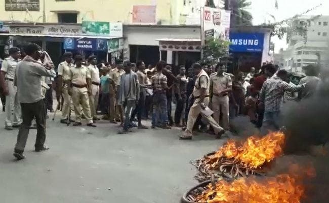 बाढ़ : सिर कटी लाश मिलने के बाद फूटा लोगों का गुस्सा, सड़क जाम कर लोगों ने की आगजनी