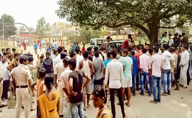 बाढ़ : विवाहित महिला के साथ अवैध संबंध का था शक, प्रेमी की गर्दन काट कर हत्या, सिर को किया गायब