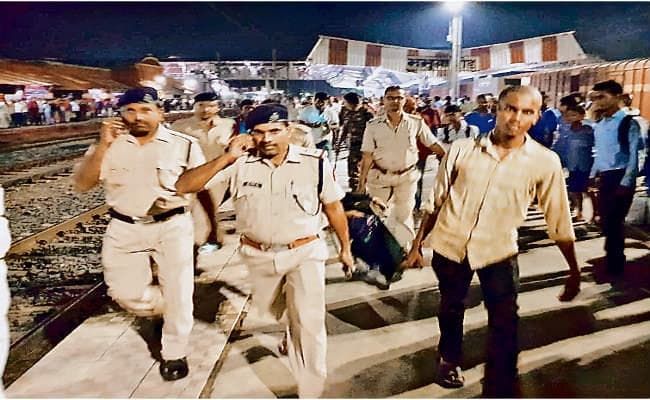 कैमूर में लालकुआं एक्सप्रेस की चपेट में आने से पांच की मौत, बनारस-रांची इंटरसिटी एक्सप्रेस में चढ़ने के दौरान हादसा