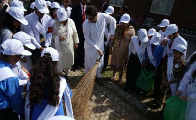 पीएम मोदी की राह चले इमरान खान, शुरू की स्वच्छ एवं हरित पाकिस्तान अभियान