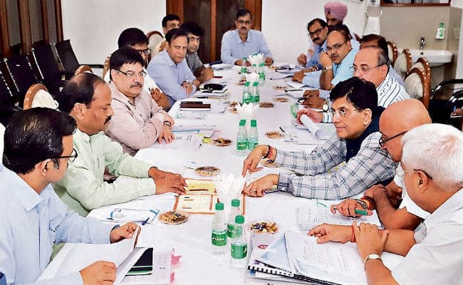 रांची : धनबाद-चंद्रपुरा के लिए वैकल्पिक रेल मार्ग का काम तेजी से शुरू करें : रघुवर दास