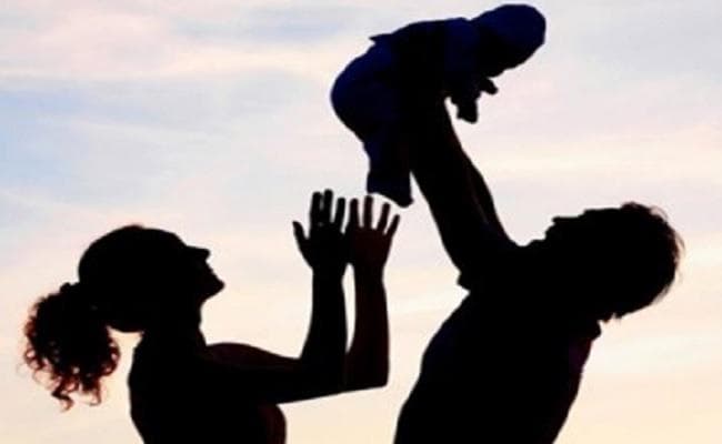 बिहार : नवादा के दत्तक बाल ग्रहण केंद्र से इटली के दंपती ने लिया बच्चे को गोद