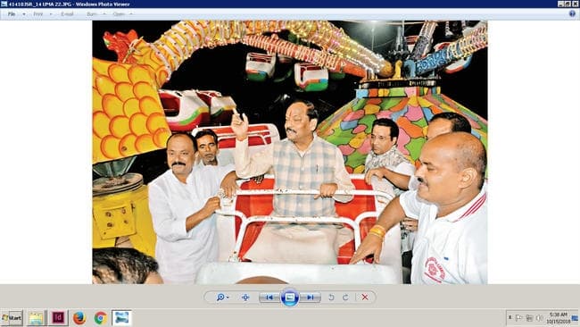 दुर्गा पूजा घूमने निकले मुख्यमंत्री, झूले पर बैठे