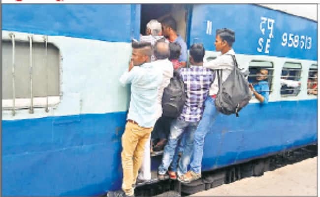 ट्रेनों में बेतहाशा भीड़, जान जोखिम में डाल सफर करने को मजबूर लोग