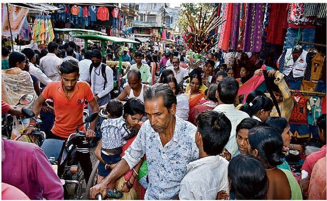 धर्मसभा भवन में सजीव झांकियों का होगा प्रदर्शन, नवरात्र पर बाजारों में खरीदारों की रही चहल-पहल