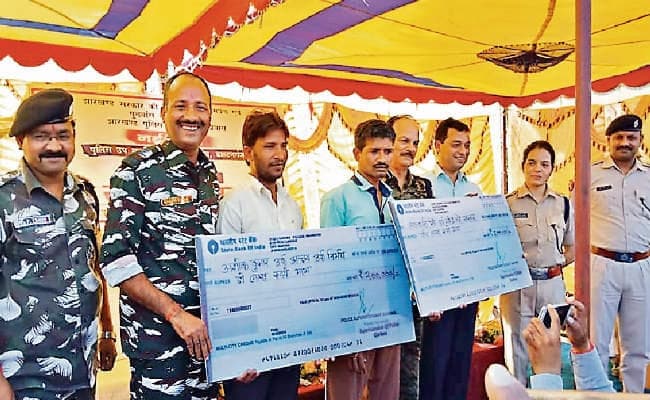 गढ़वा : टीपीसी के दो उग्रवादियों ने किया आत्म समर्पण