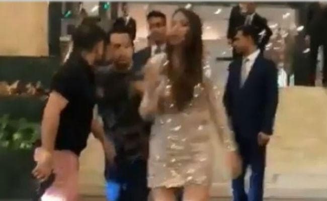 VIDEO: बीएसपी नेता के बेटे की गुंडागर्दी: तान दी पिस्टल, फाइव स्टार होटल में लड़की को दी गंदी गाली