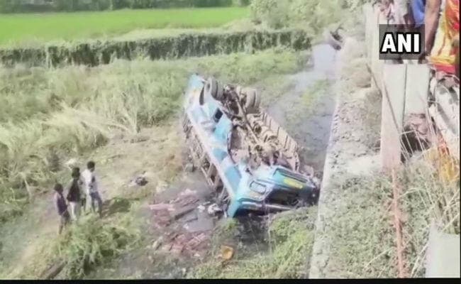 पश्चिम बंगाल के हुगली में रेलिंग तोड़ते हुए नहर में गिरी बस, छह की मौत, 22 घायल
