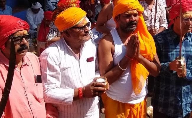 इटखोरी माँ भद्रकाली मंदिर में झूमे बीएसएफ जवान