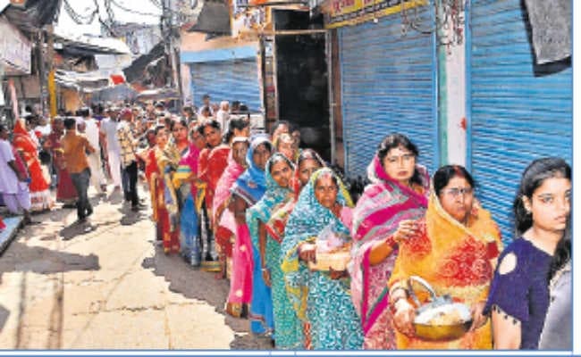 डलिया चढ़ाने मइया के दरबार में लगा महिलाओं का तांता