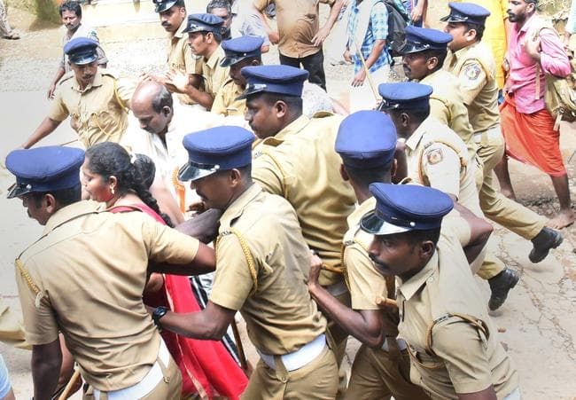 IN PICS : सबरीमला के कपाट खुले, ‘प्रतिबंधित” कोई भी महिला नहीं कर सकी भगवान अय्यप्पा के दर्शन IN PICS : सबरीमला के कपाट खुले, ‘प्रतिबंधित” कोई भी महिला नहीं कर सकी भगवान अय्यप्पा के दर्शन