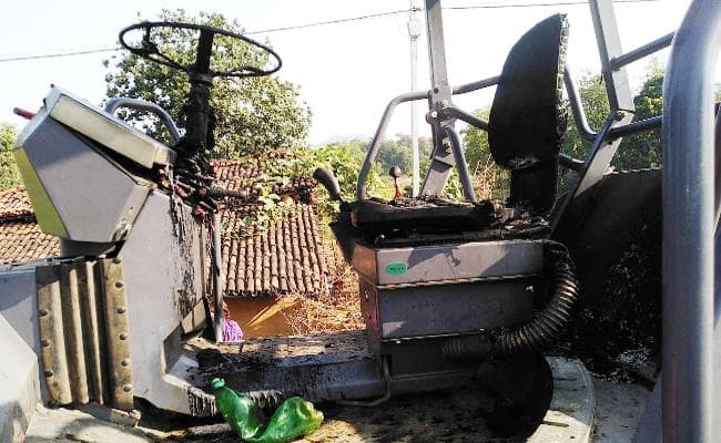 झारखंड : पलामू में नक्सलियों का तांडव, सड़क निर्माण में लगी मशीनों को लगा दी आग, धमकी भी दी