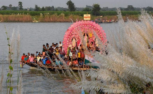 Dussehra 2018: ढाक की धुन पर श्रद्धालुओं ने देवी दुर्गा, उनके बच्चों को विदाई दी