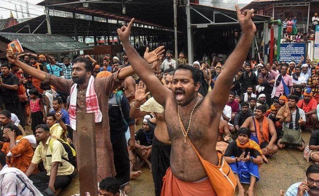 सबरीमला पहुंची दो महिलाएं, प्रदर्शन के कारण नहीं कर सकीं भगवान अयप्पा के दर्शन