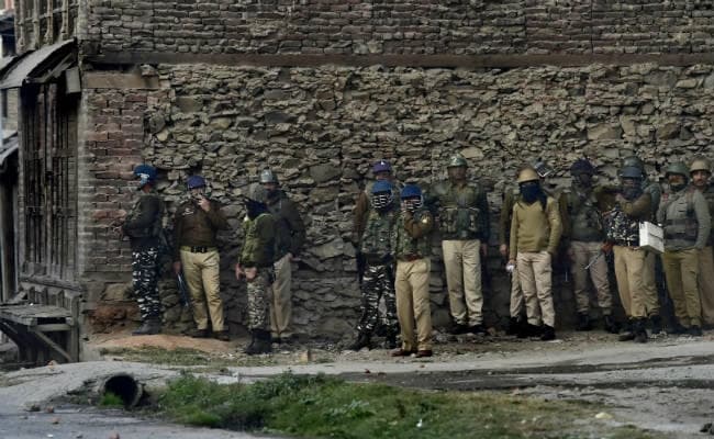 जम्मू-कश्मीर : सेना के शिविर पर आतंकी हमले के दौरान गोलीबारी में एक महिला की मौत