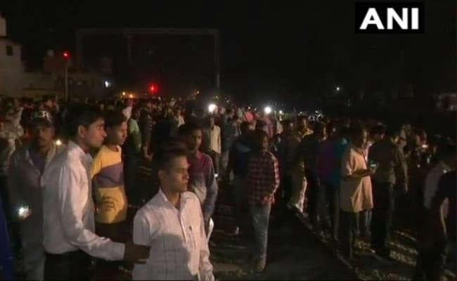 फुटेज में दिखा कि अमृतसर में हुए हादसे के दौरान लोग ट्रैक से सेल्फी ले रहे थे