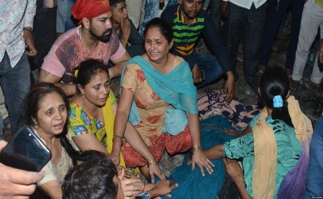 अमृतसर हादसा: ”अचानक आई ट्रेन और बिछ गईं लाशें” अमृतसर हादसा: ”अचानक आई ट्रेन और बिछ गईं लाशें”