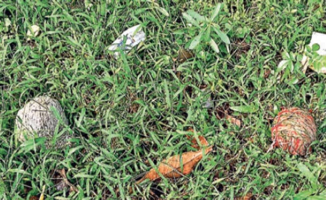 दिनहाटा में दो बम बरामद