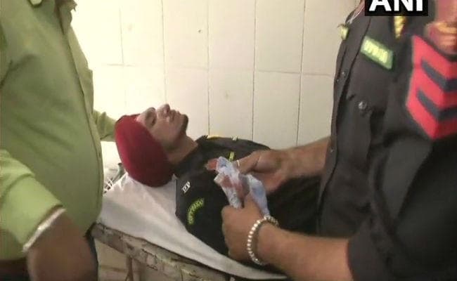 VIDEO अमृतसर: जोड़ा फाटक पर प्रदर्शन कर रहे लोगों ने पुलिस पर किया पथराव