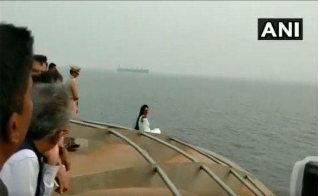 देवेंद्र फडणवीस की पत्नी अमृता ने जहाज पर सेल्फी लेने के लिए मांगी माफी