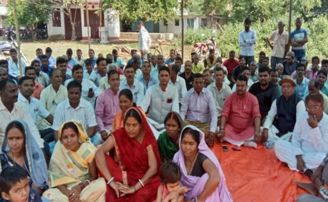 चौबे स्टेशन पर ट्रेन ठहराव को लेकर धरना-प्रदर्शन, पूर्व विधायक अमित यादव भी शामिल