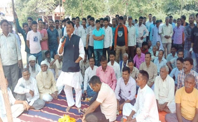 हजारीबाग : ट्रेन के ठहराव को लेकर ग्रामीणों ने किया चौबे रेलवे स्टेशन पर किया प्रदर्शन