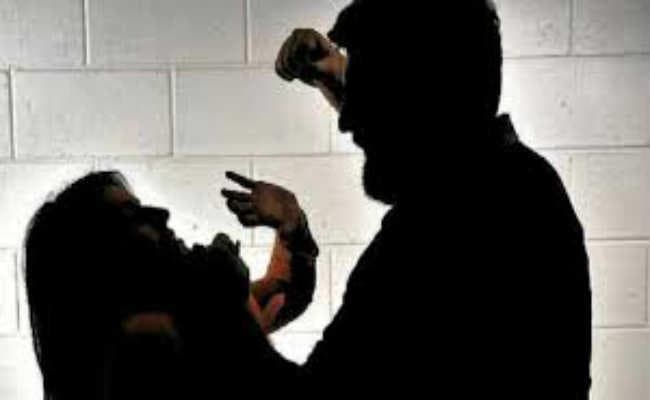 नशे के लिए पैसे नहीं देने पर पत्नी को बांस से पीटा, घायल महिला मालदा मेडिकल कॉलेज अस्पताल में भर्ती