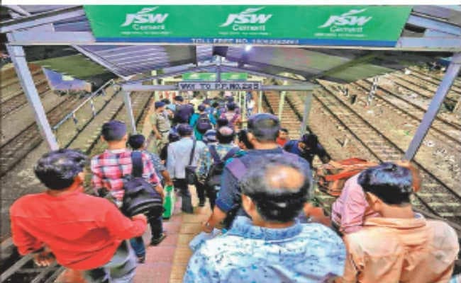 चार सदस्यीय जांच दल ने किया सांतरागाछी स्टेशन का दौरा, मौके पर मौजूद रेलवे अधिकारियों से की पूछताछ, फुट ओवर ब्रिज का भी किया मुआयना