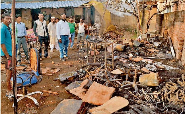फर्नीचर गोदाम में लगी आग चार लाख रुपये का नुकसान