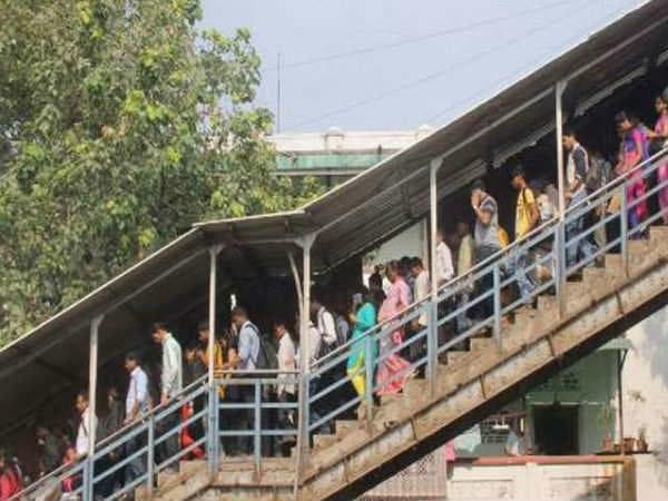 आओ चलें फुट ओवर ब्रिज से, ना बाबा ना...!