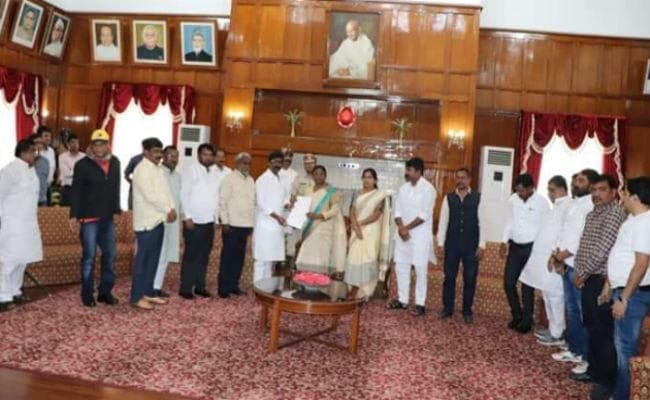 हेमंत के नेतृत्व में जेएमएम के विधायक मिले राज्यपाल से, कानून व्यवस्था पर उठाया सवाल