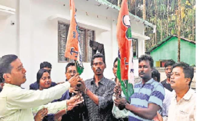 भाजपा पंचायत सदस्य तृणमूल में शामिल, तृणमूल ब्लॉक सभापति ने थमाया दलीय झंडा