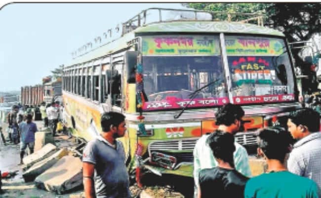 आसनसोल से कृष्णानगर जा रही बस बेकाबू, कुचलने से दो की मौत