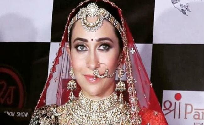 44 की उम्र में भी खूबसूरत नजर आतीं हैं ''''राजा हिंदुस्तानी'''' की करिश्मा