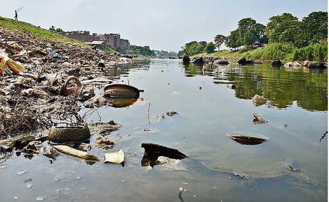 कैसे देंगे अर्घ, जमुनिया का पानी पड़ गया काला