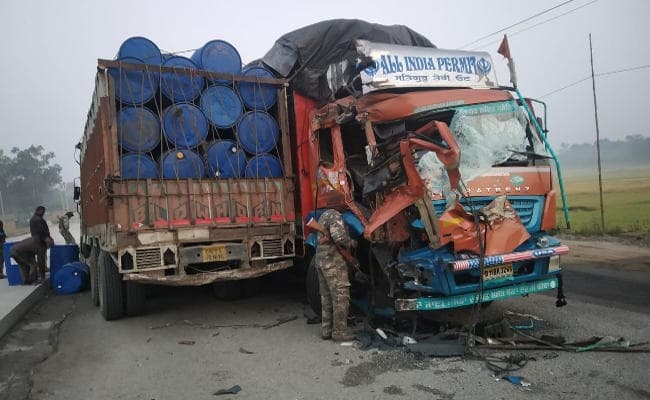 रांची के मांडर में सुबह-सुबह हो गयी दो ट्रकों की भिड़ंत
