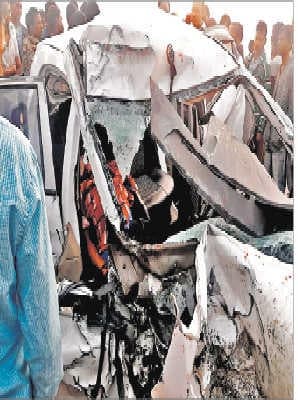 ट्रक और कार में सीधी भिड़ंत, तीन की मौत, वैवाहिक कार्यक्रम में शामिल होकर सभी लौट रहे थे आसनसोल