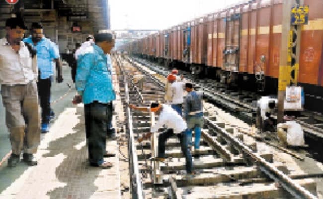 खराब पटरियों को बदलने का काम शुरू, गया-पटना व गया-धनबाद रेलखंडों पर बदली जा रहीं पटरियां