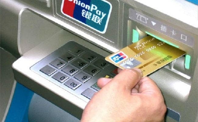 SBI कस्टमर्स बामुलाहिजा होशियार! ATM से कैश निकालने की लिमिट हुई आधी, जानें...