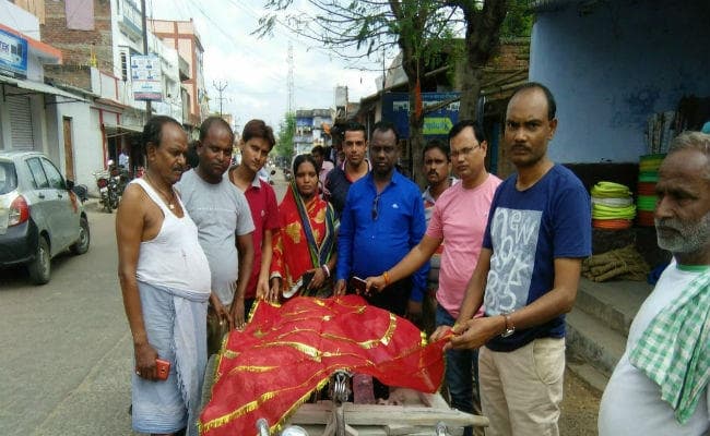 जब अंतिम समय में अपनों ने छोड़ा साथ तो, गैरों ने कंधा देकर किया अंतिम संस्कार