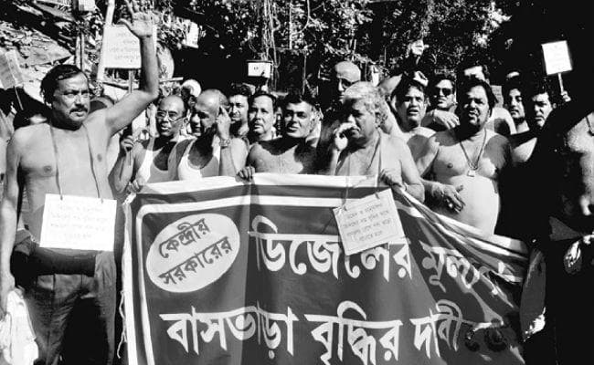 कोलकाता : अर्द्धनग्न होकर बस मालिकों ने निकाला जुलूस