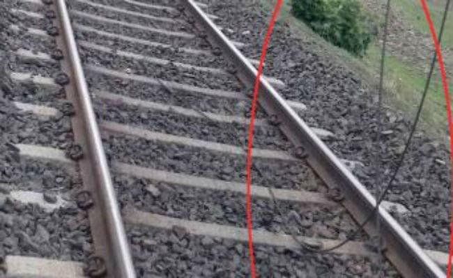 गया : ट्रैक पर गिरा बिजली का तार, इमरजेंसी ब्रेक लगा ड्राइवर ने रोकी ट्रेन, हादसा टला