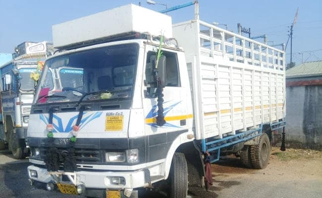 हजारीबाग में प्रतिबंधित मांस से लदा ट्रक जब्त, दो गिरफ्तार, तस्कर फरार