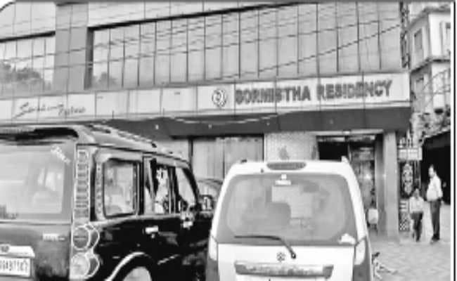 तीन व्यवसायियों के ठिकानों पर छापे, सुबह से शुरू हुई जांच देर रात तक रही जारी