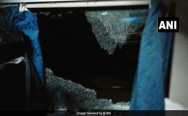 चलती ट्रेन पर पथराव, यात्रियों में आतंक, शताब्दी एक्सप्रेस के एसी कोच के शीशे टूटे