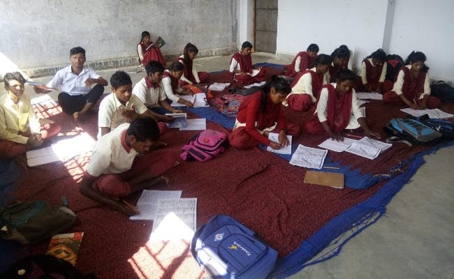 गुमला : स्पीकर के गांव के कॉलेज में बेंच-डेक्स नहीं, शौच के लिए खेत में जाती हैं छात्राएं