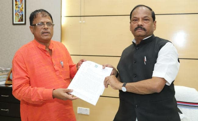 दक्षिण अफ्रीका से मृतक दिनेश महतो का शव पैतृक गांव बरकट्ठा पहुंचा, मुख्यमंत्री से मुआवजे की मांग