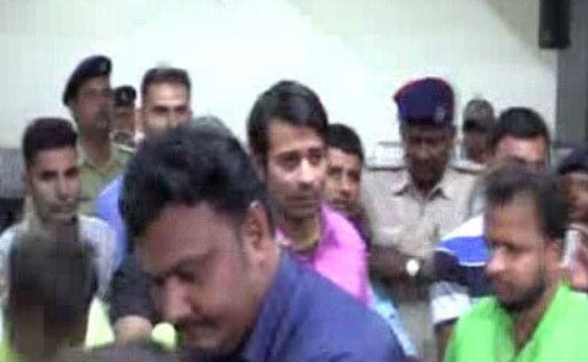 लालू यादव से मिलकर निकले तेज प्रताप ने कहा- अपने फैसले पर हूं अडिग, दिखे भावुक