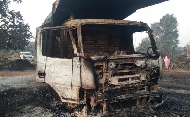 बड़कागांव : नक्सलियों ने चार वाहनों और एक जेसीबी मशीन को फूंका, गांव में दहशत