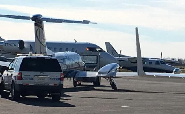 आसमान में टकराये दो यात्री विमान, पायलट की मौत